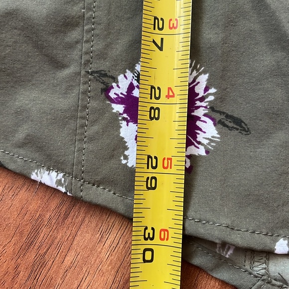 BNWOT Duluth trading company, green floral top - Picture 13 of 16